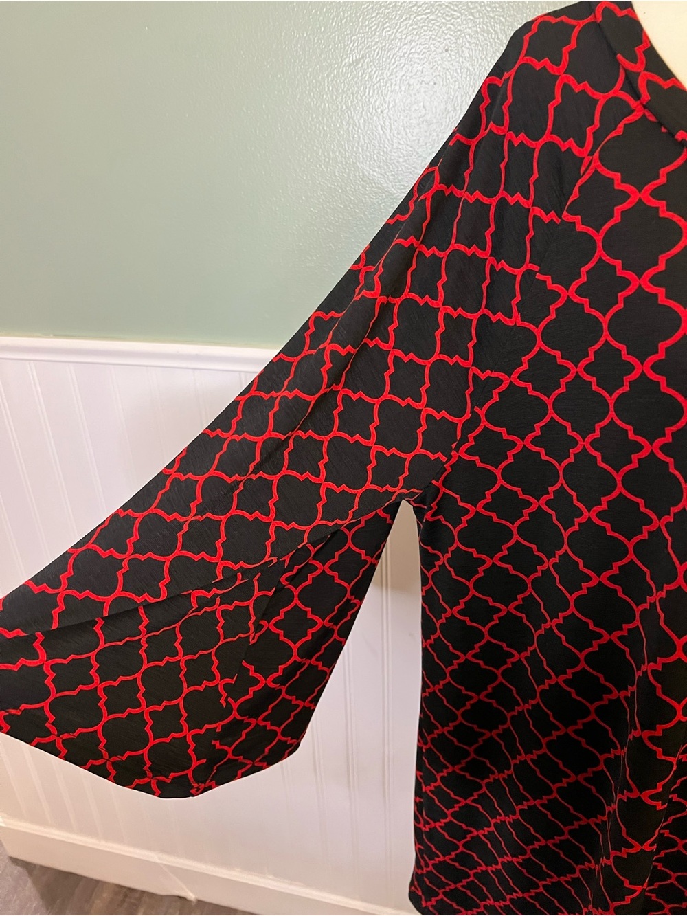 New With Tag- Pink Coconut Boutique Black and Red Lattice Print Tunic. Size XXXL - Picture 3 of 7